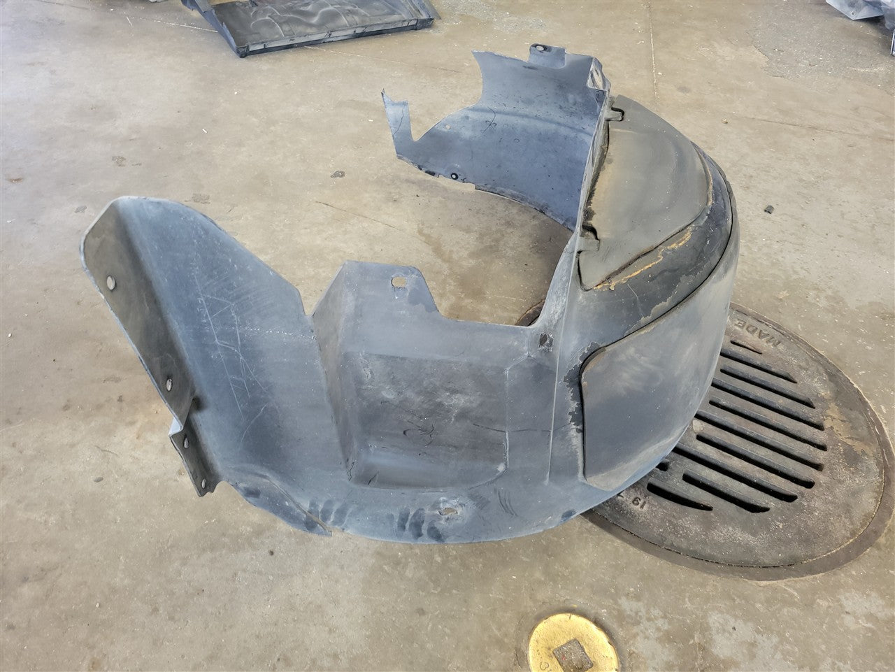 2005 CORVETTE RH PASSENGER REAR WHEEL INNER FENDER LINER 34103 - image 8