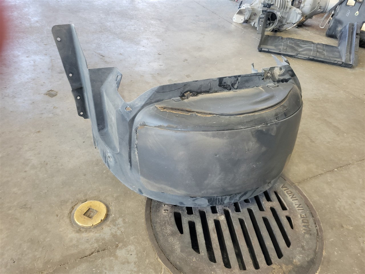 2005 CORVETTE RH PASSENGER REAR WHEEL INNER FENDER LINER 34103 - image 9
