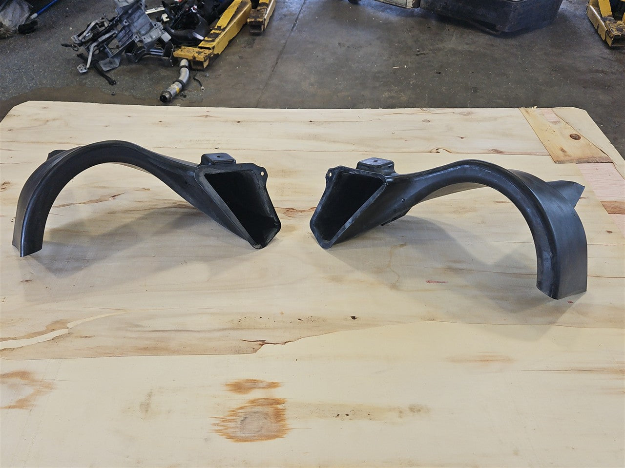 2005 CORVETTE REAR BRAKE COOLING DUCTS PAIR LH RH 34110 - image 1