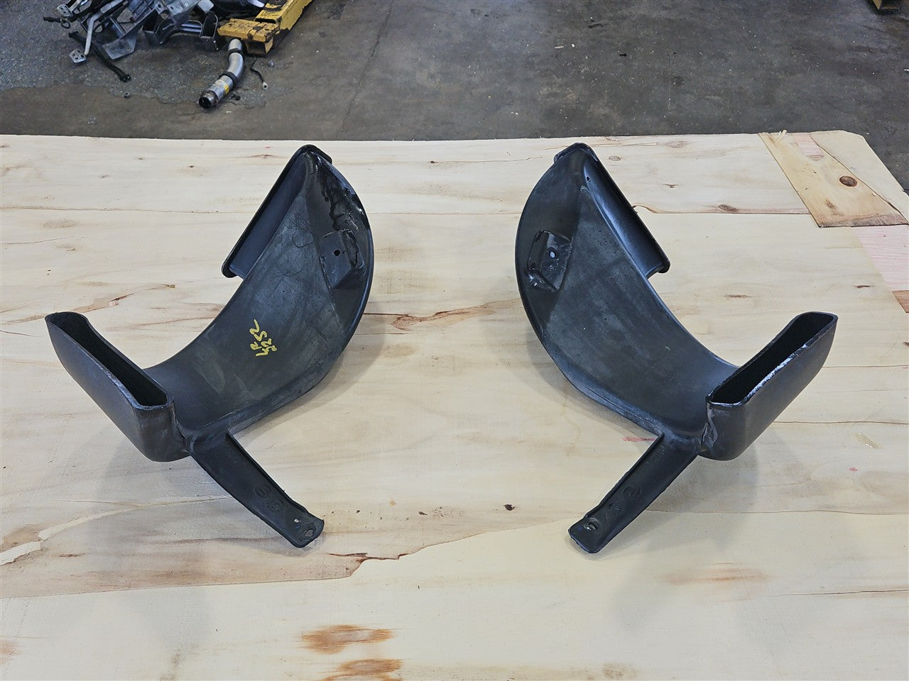 2005 CORVETTE REAR BRAKE COOLING DUCTS PAIR LH RH 34110 - image 7