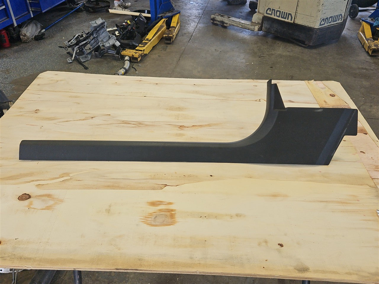 2005 CORVETTE LH DRIVER DOOR SILL KICK PANEL BLACK 52K 34111 - image 1