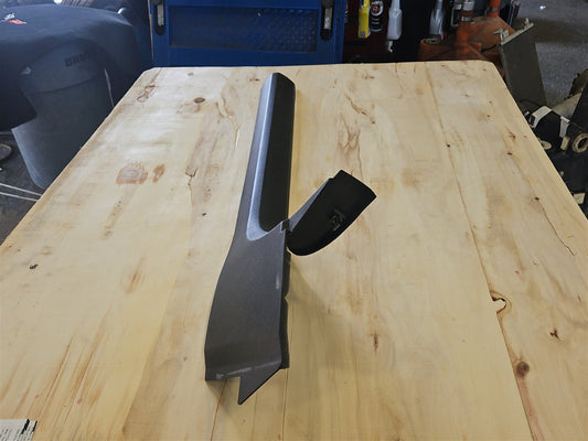 2005 CORVETTE LH DRIVER DOOR SILL KICK PANEL BLACK 52K 34111 - image 2