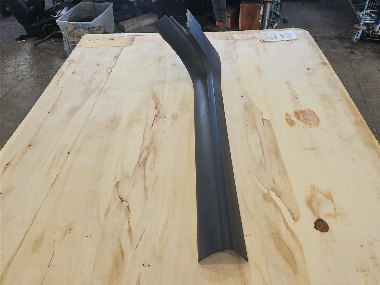 2005 CORVETTE LH DRIVER DOOR SILL KICK PANEL BLACK 52K 34111 - image 4