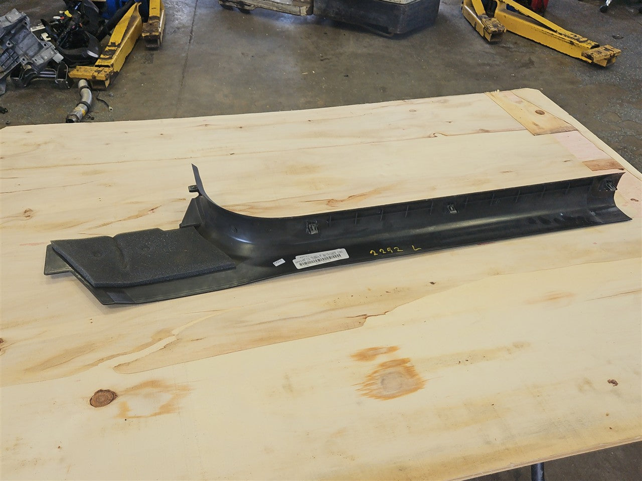2005 CORVETTE LH DRIVER DOOR SILL KICK PANEL BLACK 52K 34111 - image 7