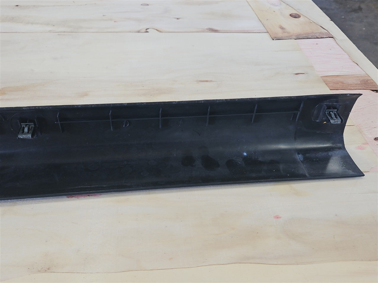 2005 CORVETTE LH DRIVER DOOR SILL KICK PANEL BLACK 52K 34111 - image 8