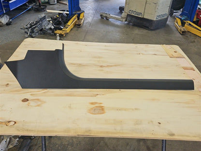 2005 CORVETTE RH PASSENGER DOOR SILL KICK PANEL BLACK 52K 34112 - image 1