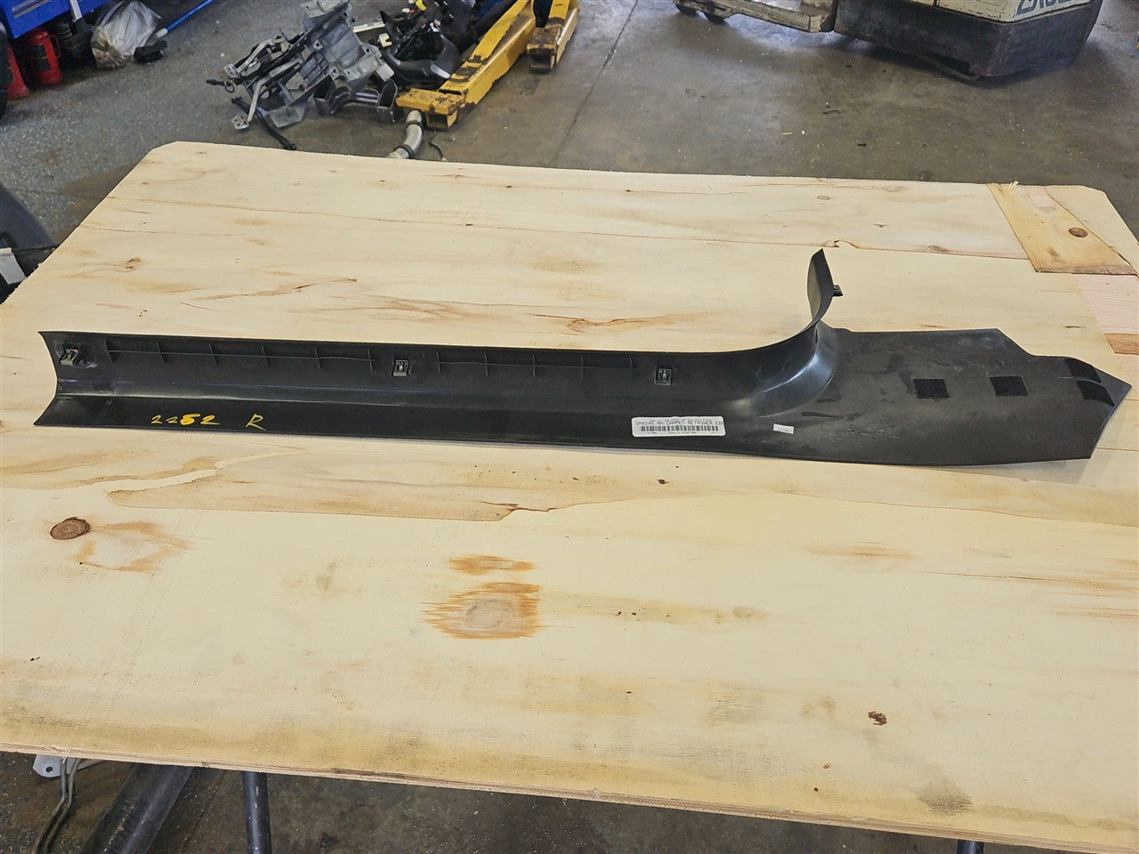 2005 CORVETTE RH PASSENGER DOOR SILL KICK PANEL BLACK 52K 34112 - image 7