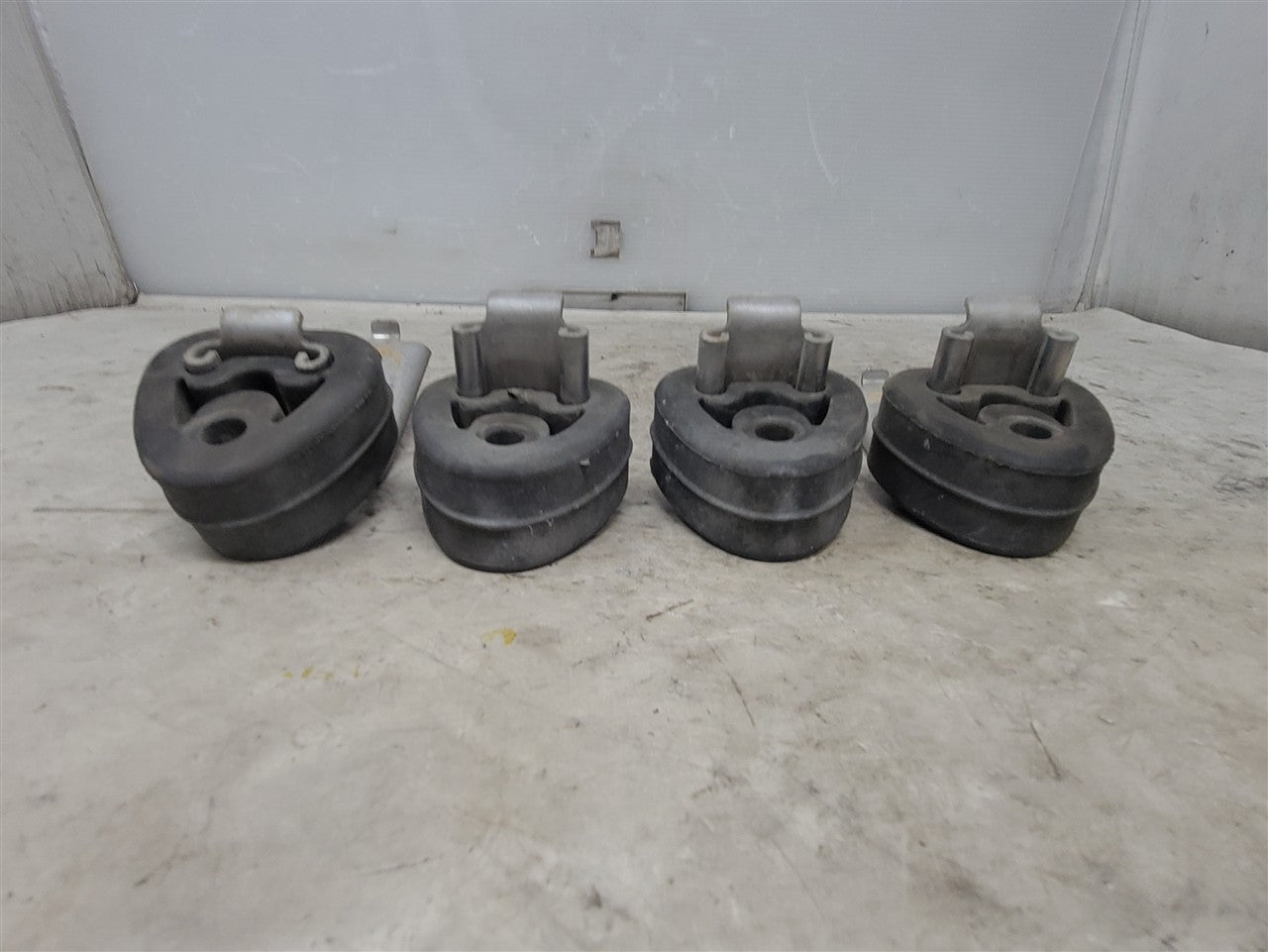 2005 CORVETTE SET OF 4 EXHAUST MUFFLER HANGERS BRACKETS WITH RUBBER ISOLATORS. 34137 - image 2