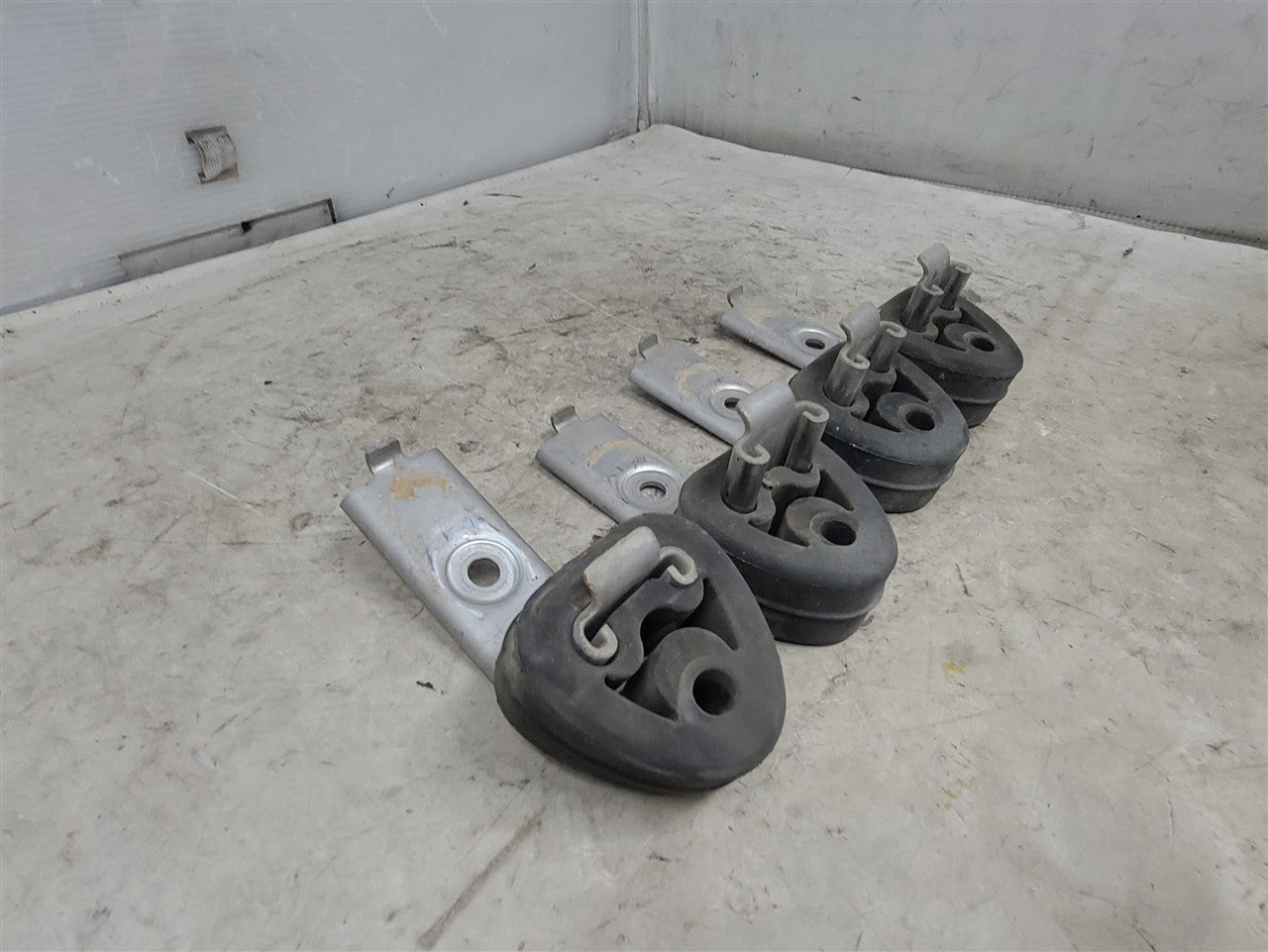 2005 CORVETTE SET OF 4 EXHAUST MUFFLER HANGERS BRACKETS WITH RUBBER ISOLATORS. 34137 - image 3