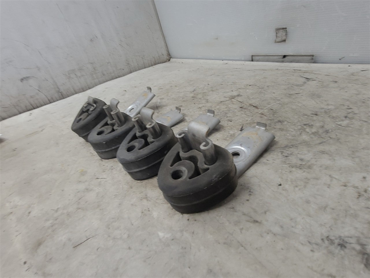 2005 CORVETTE SET OF 4 EXHAUST MUFFLER HANGERS BRACKETS WITH RUBBER ISOLATORS. 34137 - image 4