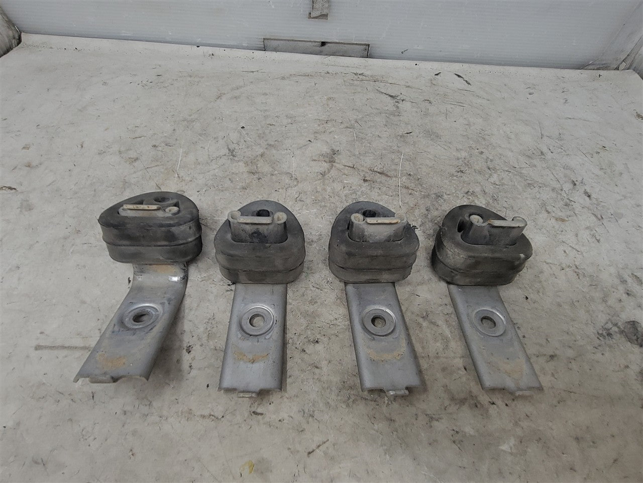 2005 CORVETTE SET OF 4 EXHAUST MUFFLER HANGERS BRACKETS WITH RUBBER ISOLATORS. 34137 - image 5