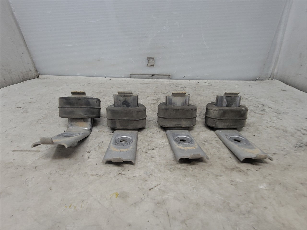 2005 CORVETTE SET OF 4 EXHAUST MUFFLER HANGERS BRACKETS WITH RUBBER ISOLATORS. 34137 - image 6