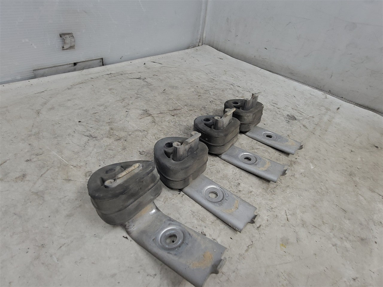 2005 CORVETTE SET OF 4 EXHAUST MUFFLER HANGERS BRACKETS WITH RUBBER ISOLATORS. 34137 - image 7