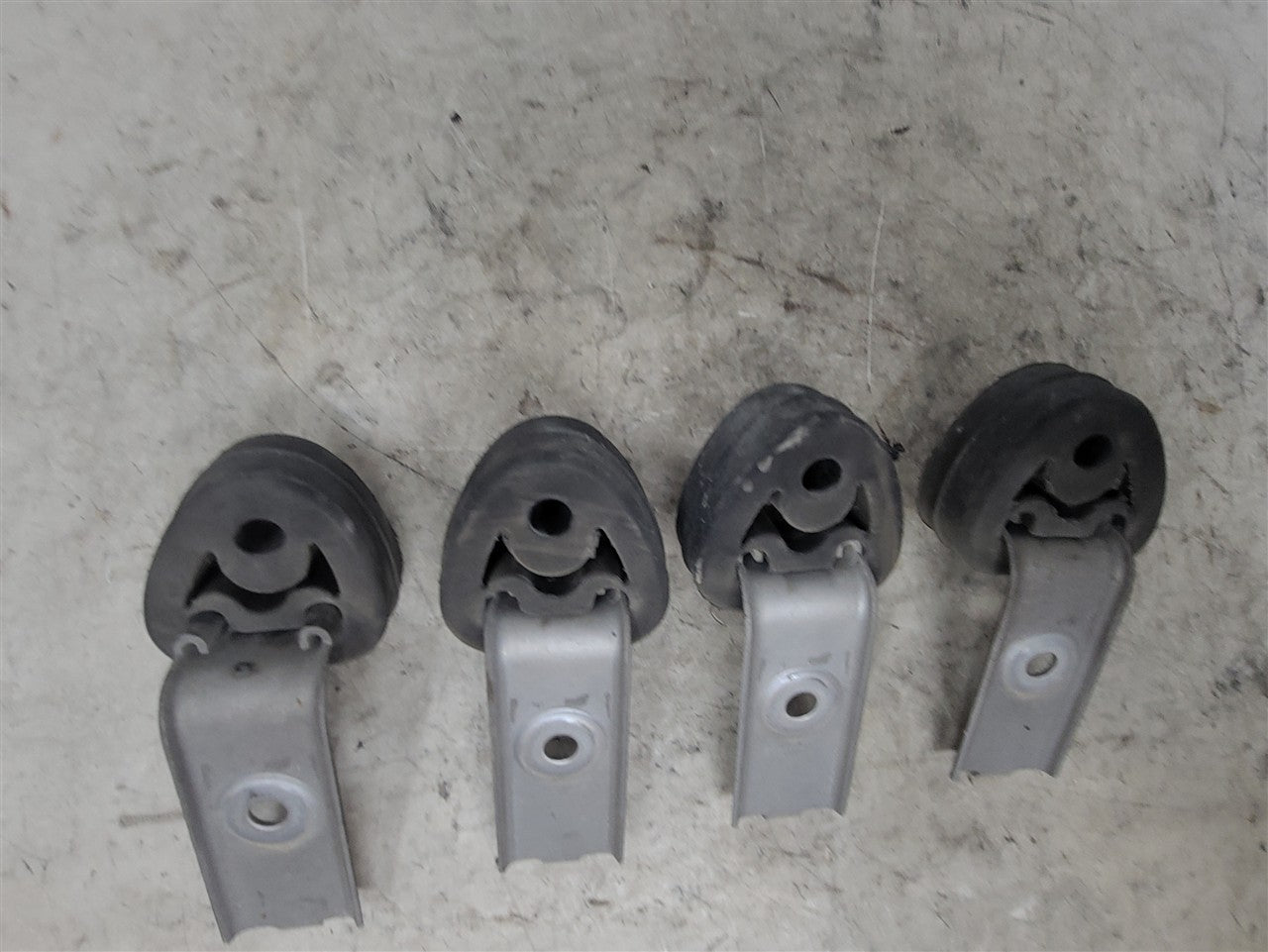 2005 CORVETTE SET OF 4 EXHAUST MUFFLER HANGERS BRACKETS WITH RUBBER ISOLATORS. 34137 - image 9