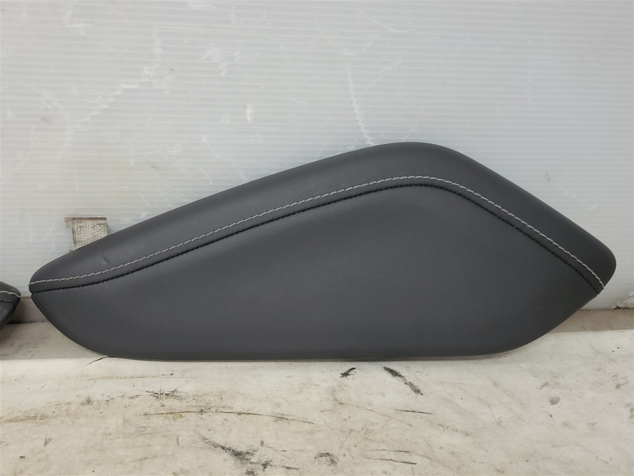 2016 CAMARO CONSOLE LEATHER KNEE PADS PAIR LH RH 34159 - image 2