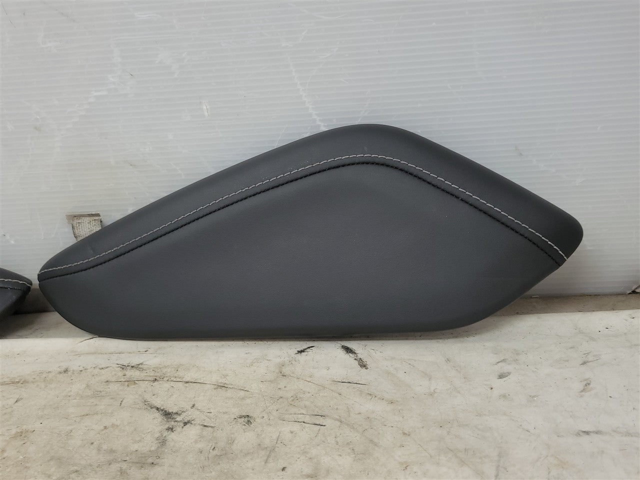 2016 CAMARO CONSOLE LEATHER KNEE PADS PAIR LH RH 34159 - image 4
