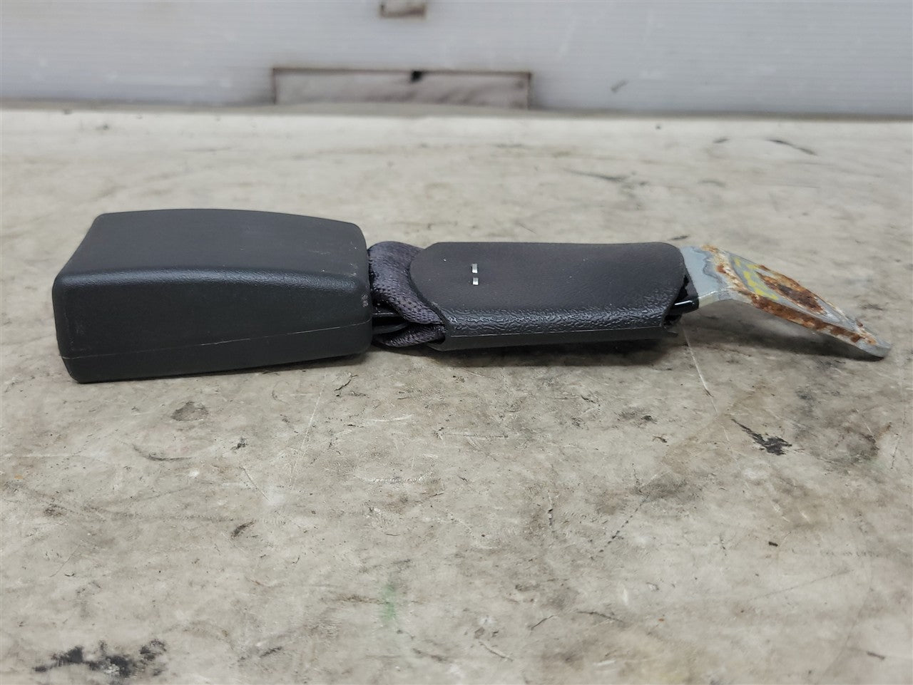 2016 CAMARO REAR SEAT BELT BUCKLE FITS LH OR RH 34160 - image 2