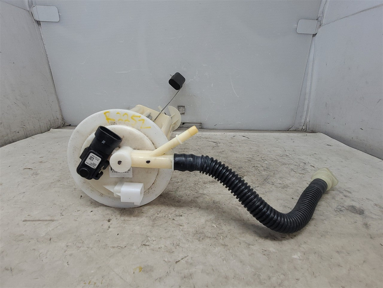 RH FUEL TANK TRANSFER PUMP ASSEMBLY 34179 - image 1