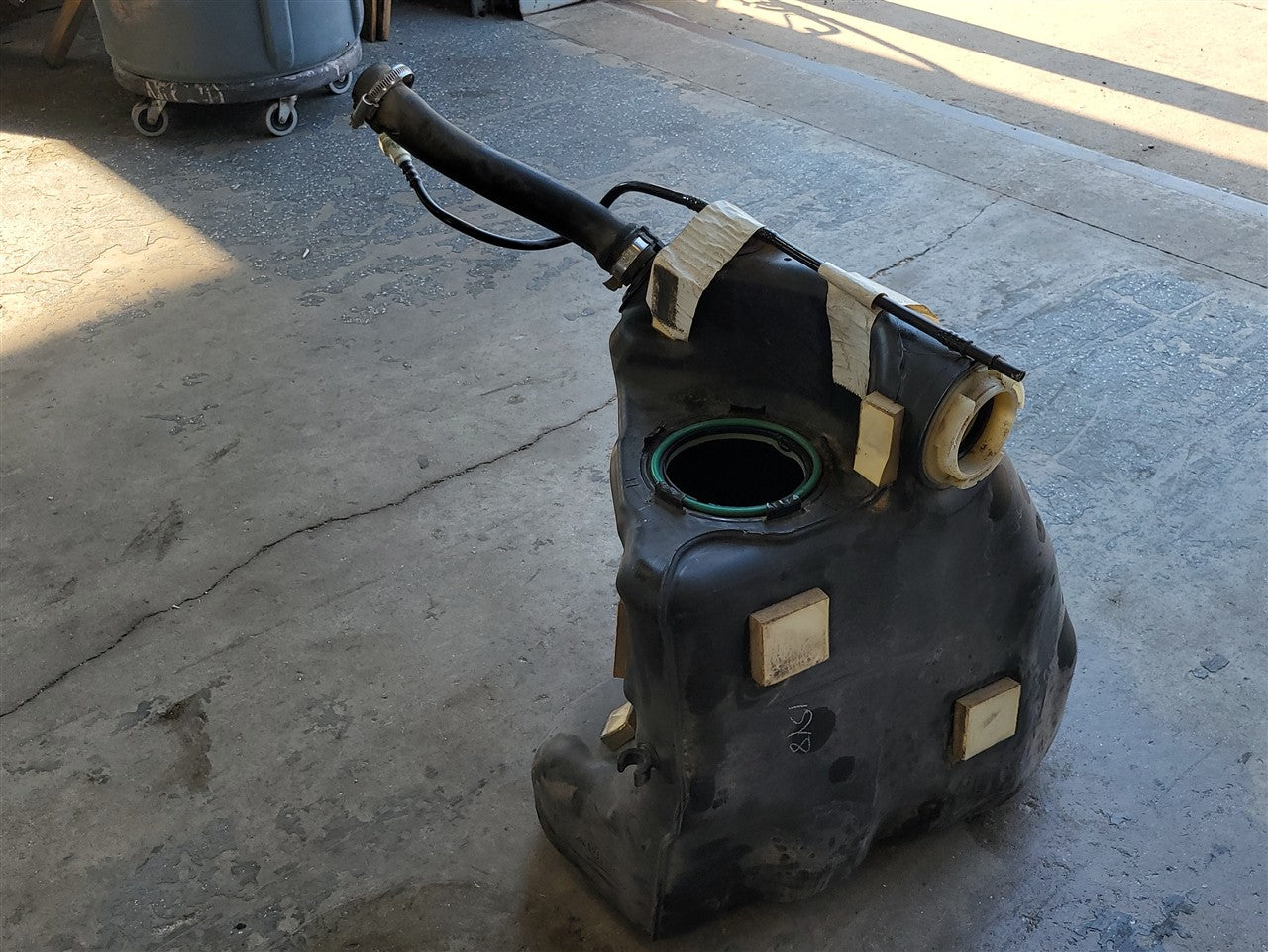2005 CORVETTE LH DRIVER GAS FUEL TANK 10310015 34180 - image 2