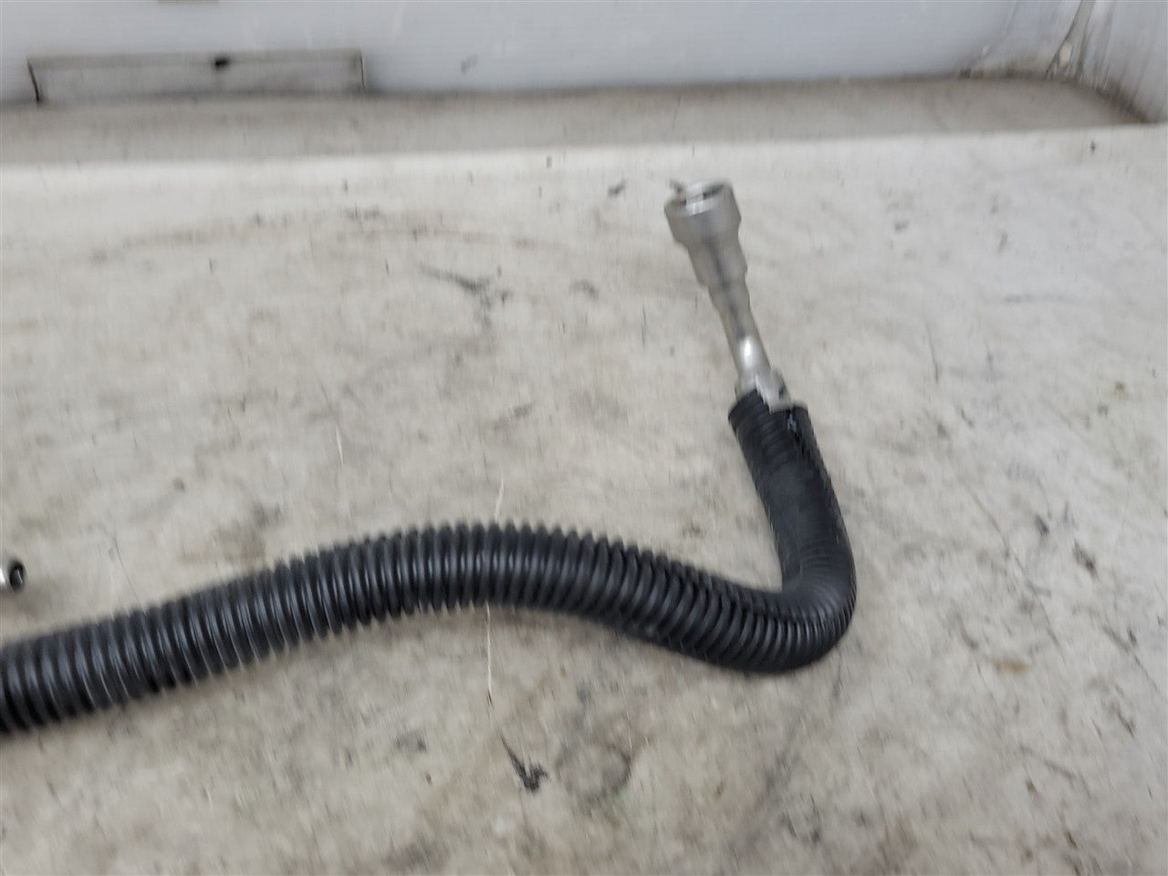 2005 CORVETTE REAR FUEL FEED LINE J TUBE 25948212 34183 - image 2