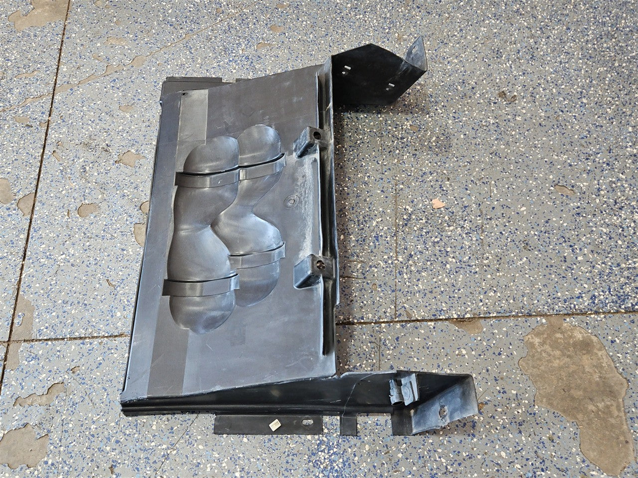 2005 CORVETTE FRONT RADIATOR SHROUD AIR BAFFLE DEFLECTOR 10305278 34186 - image 4