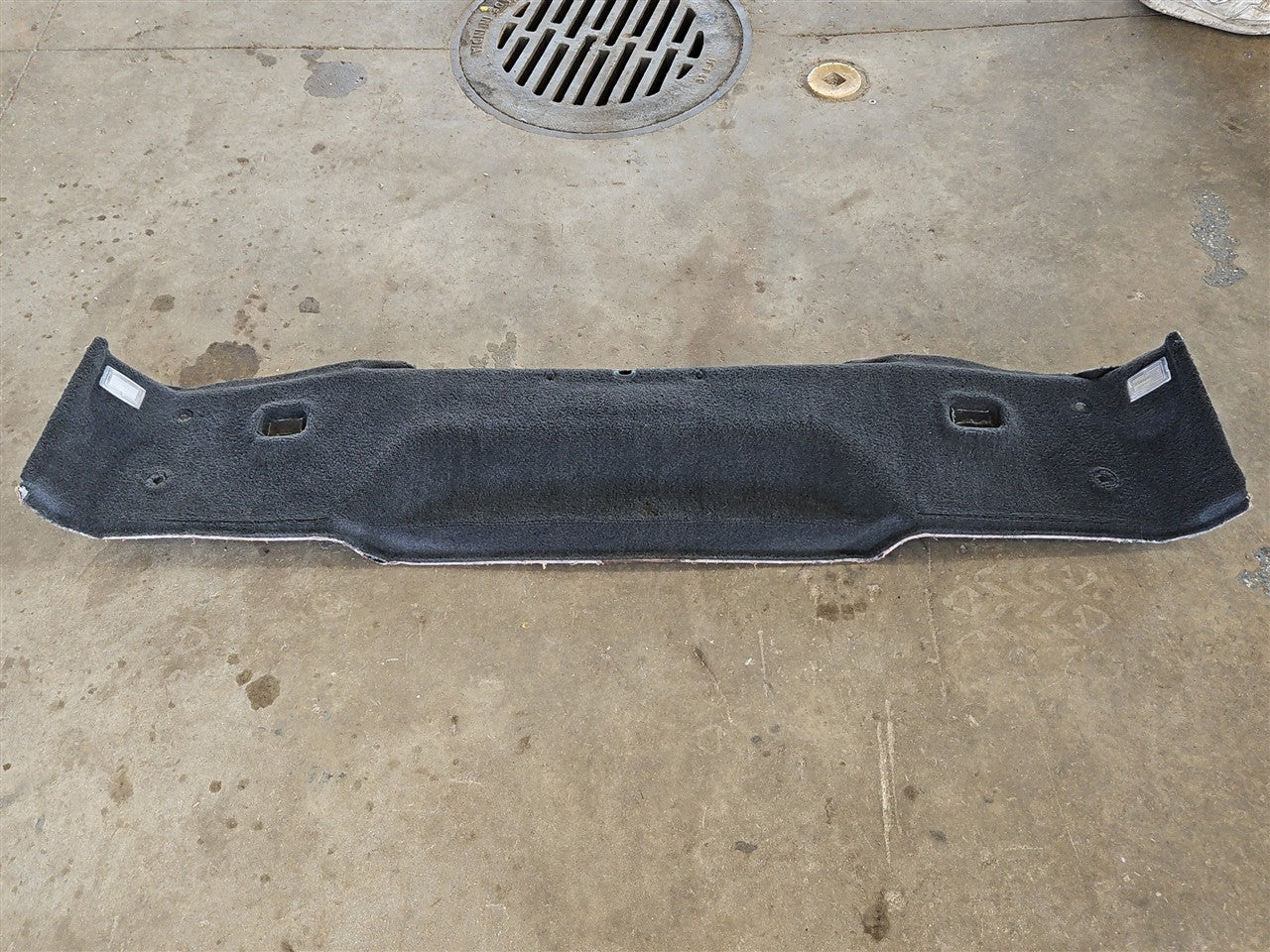 2005 CORVETTE REAR HATCH TRUNK CARPET PANEL OVER LATCH 15218118 34187 - image 1