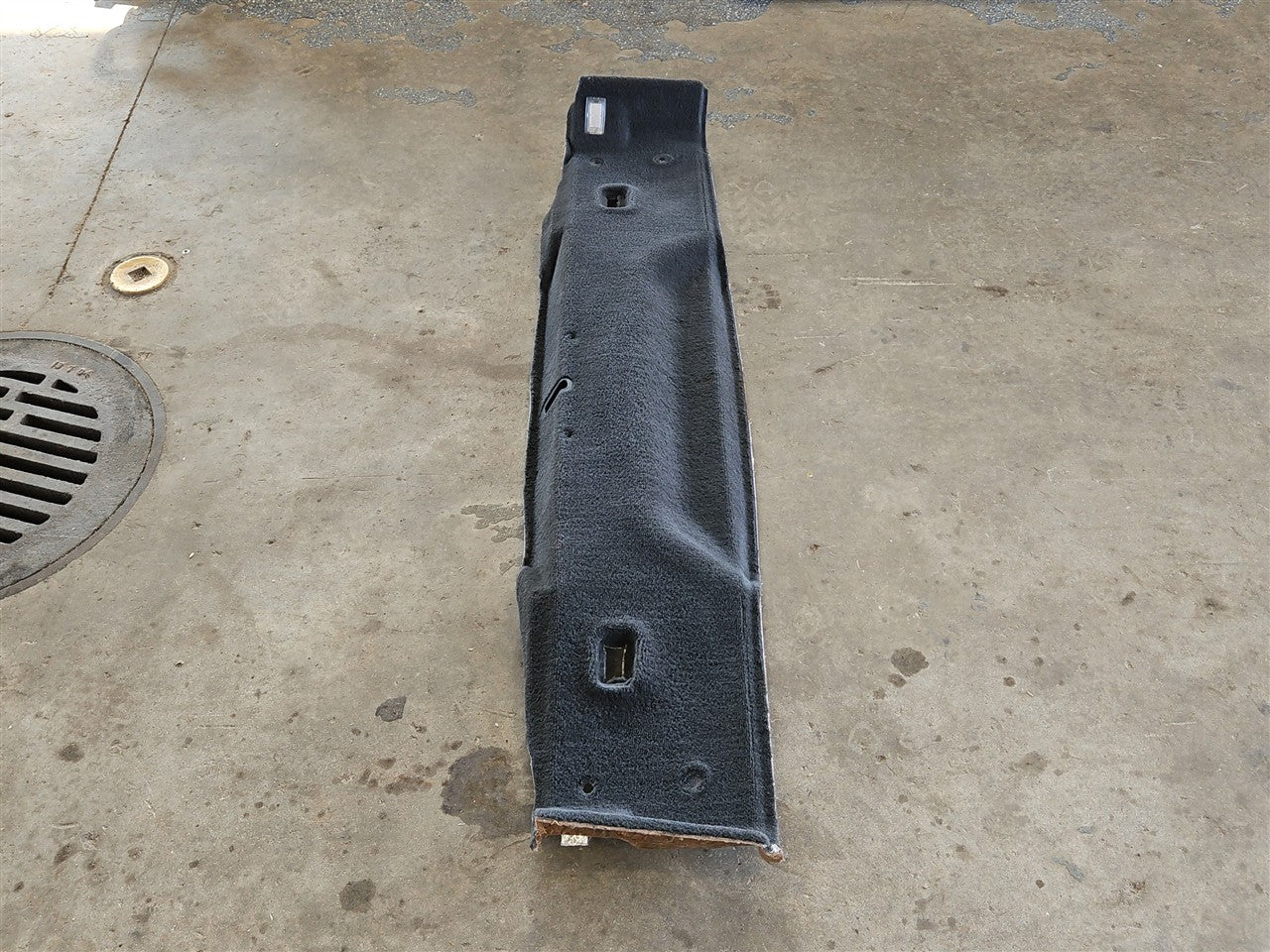 2005 CORVETTE REAR HATCH TRUNK CARPET PANEL OVER LATCH 15218118 34187 - image 4