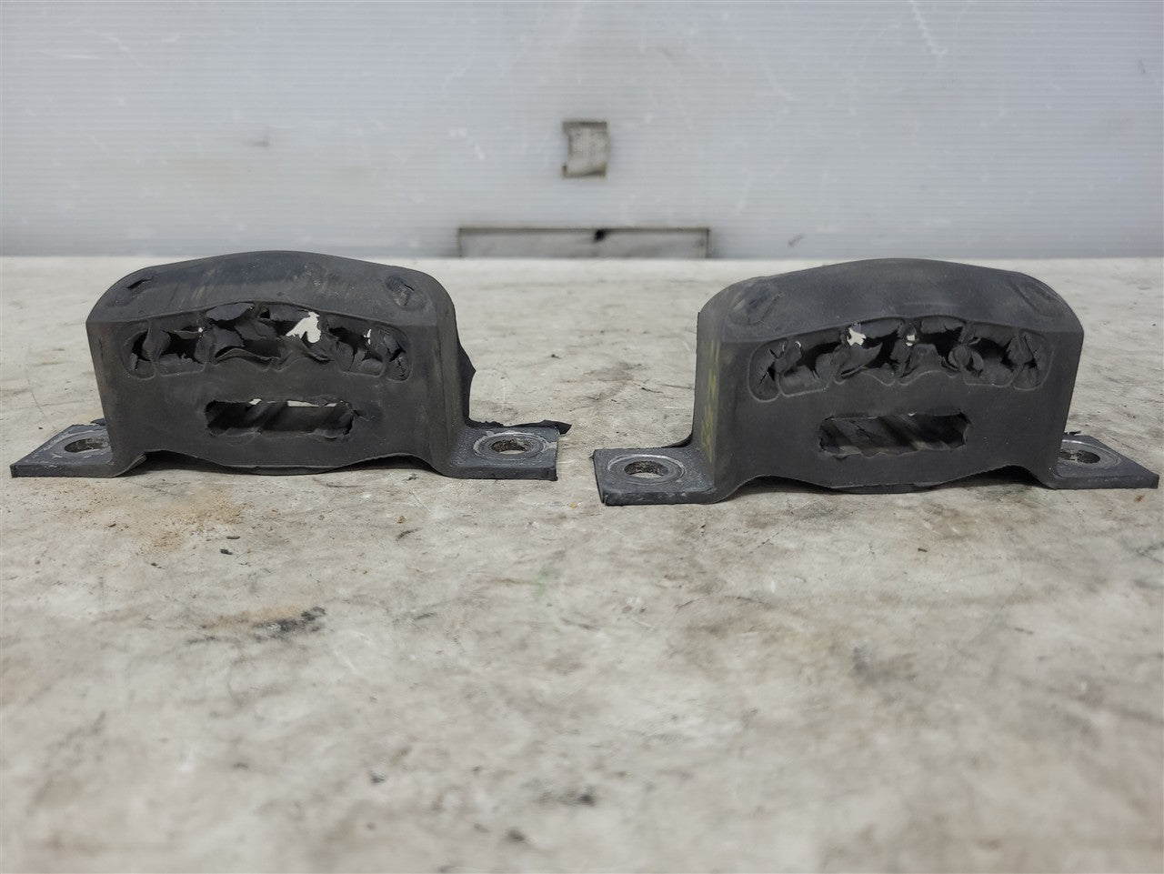 1999 CORVETTE OEM REAR EXHAUST MUFFLER HANGER RUBBER MOUNT PAIR LH RH 34193 - image 1