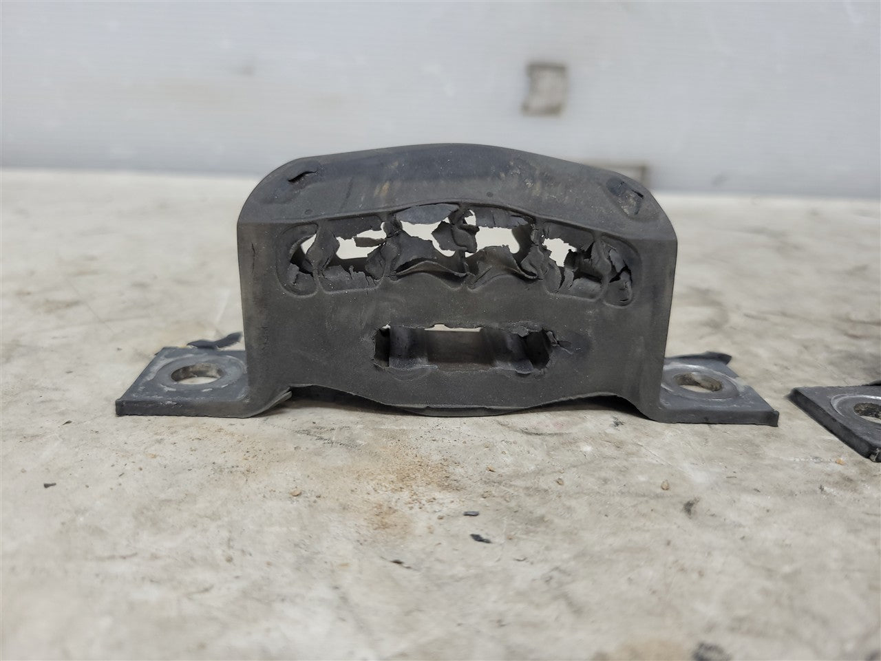 1999 CORVETTE OEM REAR EXHAUST MUFFLER HANGER RUBBER MOUNT PAIR LH RH 34193 - image 3