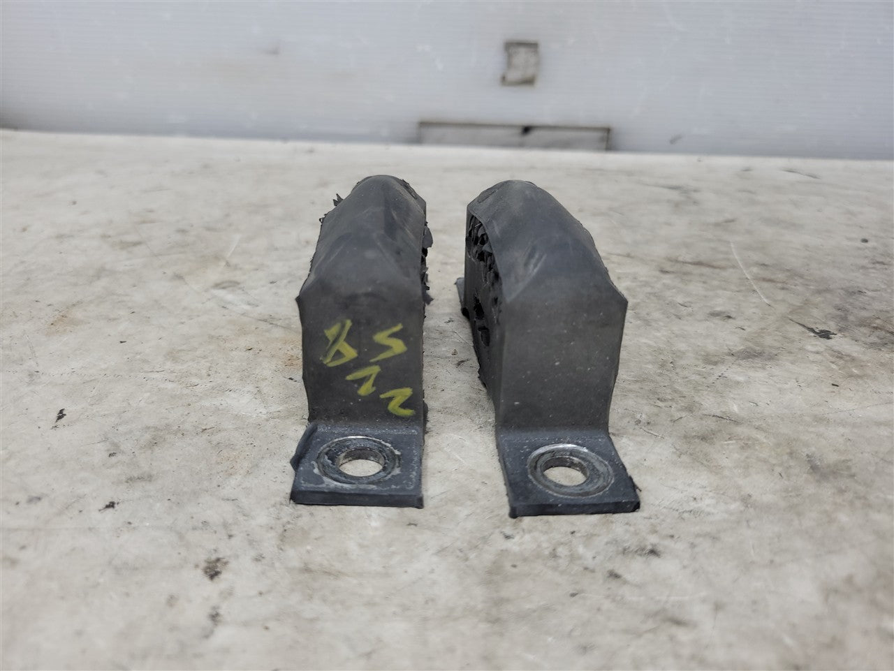 1999 CORVETTE OEM REAR EXHAUST MUFFLER HANGER RUBBER MOUNT PAIR LH RH 34193 - image 4