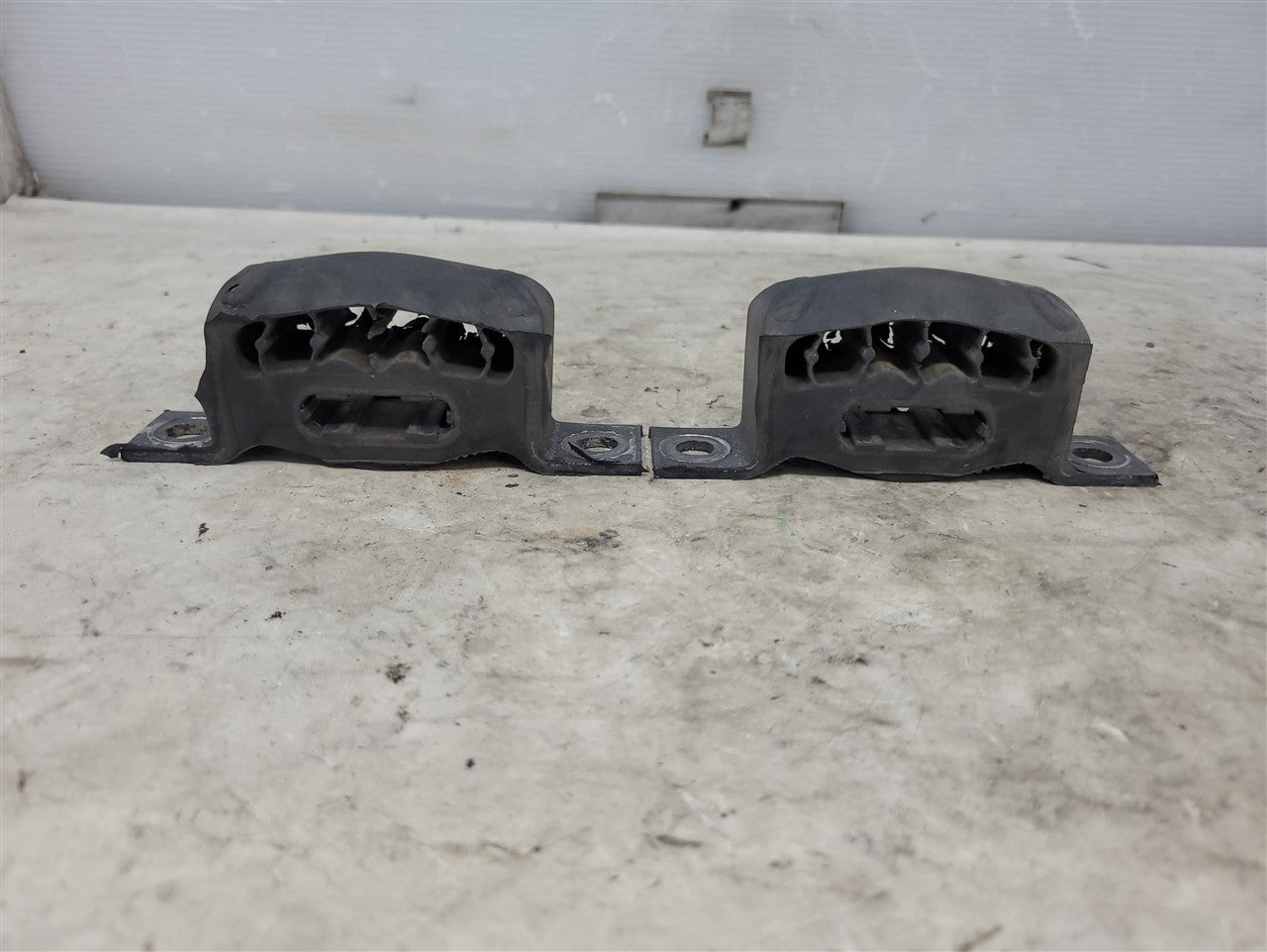 1999 CORVETTE OEM REAR EXHAUST MUFFLER HANGER RUBBER MOUNT PAIR LH RH 34193 - image 5