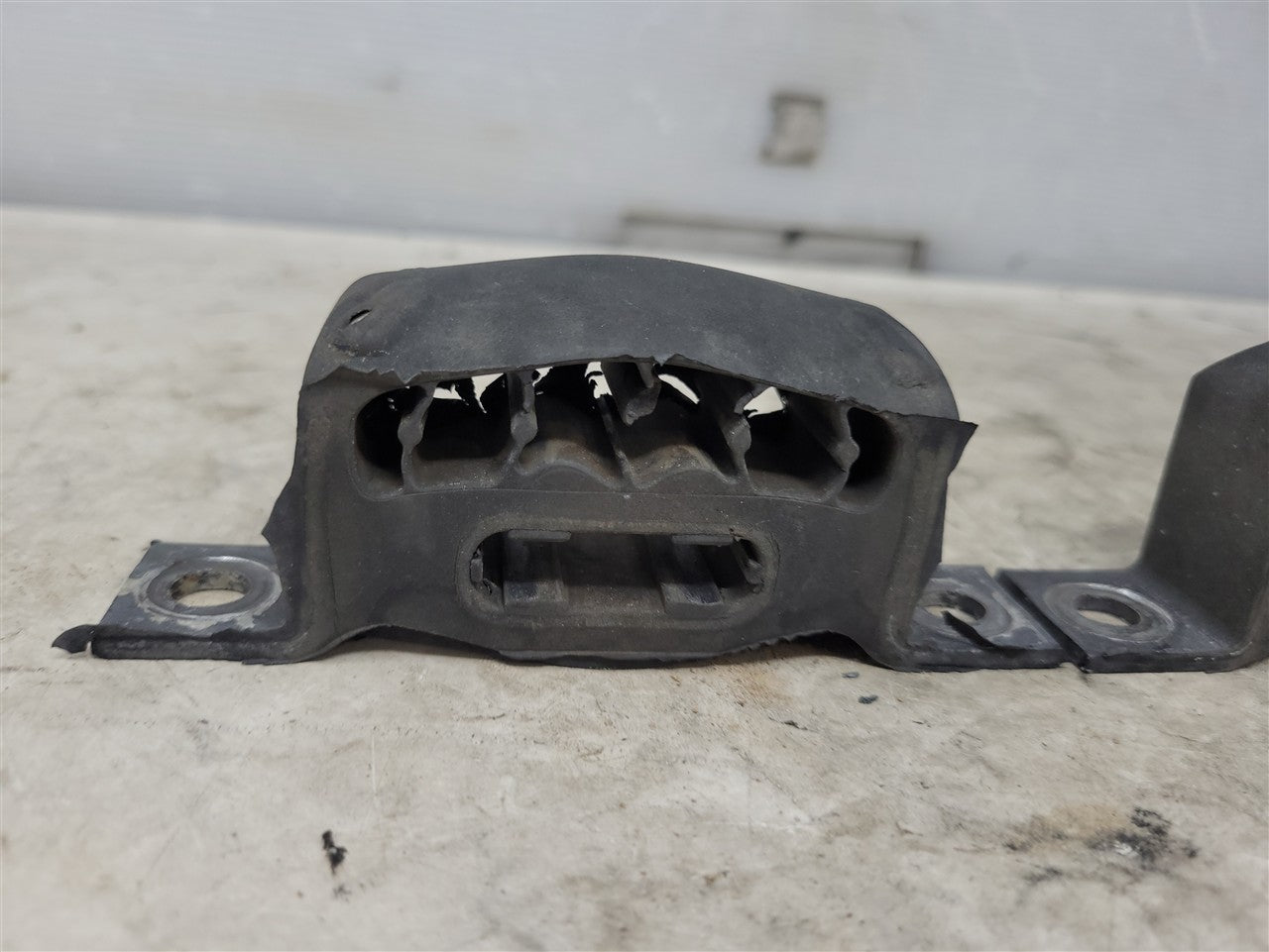 1999 CORVETTE OEM REAR EXHAUST MUFFLER HANGER RUBBER MOUNT PAIR LH RH 34193 - image 6
