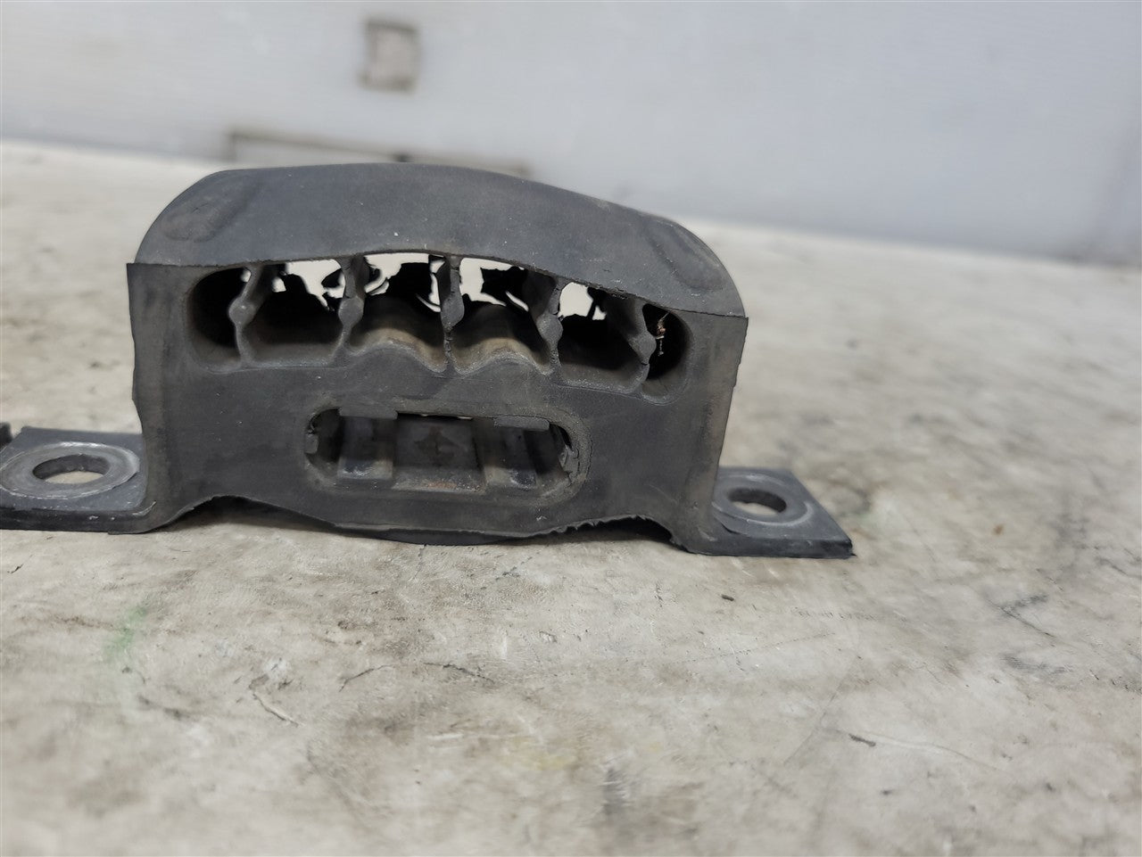 1999 CORVETTE OEM REAR EXHAUST MUFFLER HANGER RUBBER MOUNT PAIR LH RH 34193 - image 7