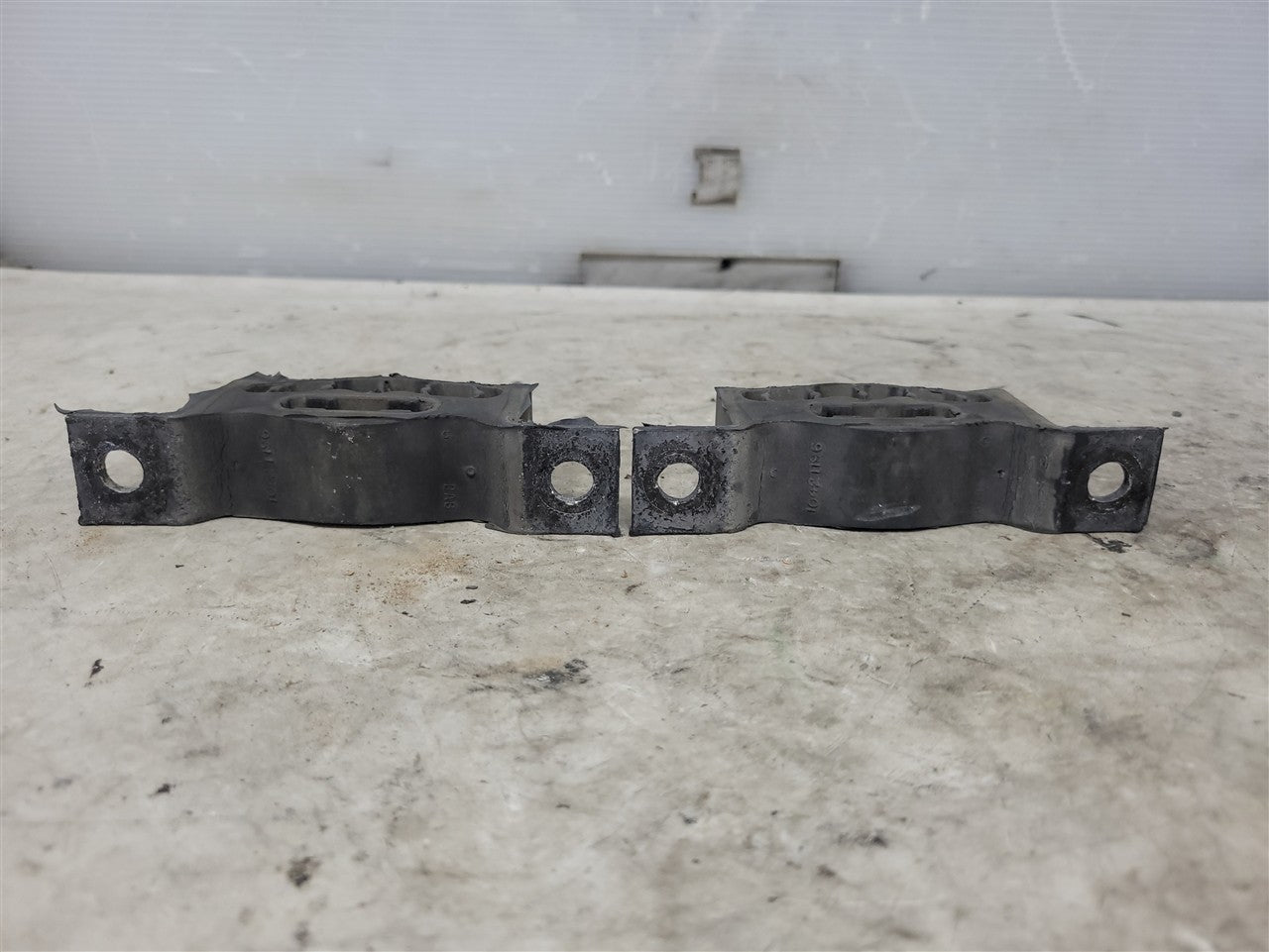 1999 CORVETTE OEM REAR EXHAUST MUFFLER HANGER RUBBER MOUNT PAIR LH RH 34193 - image 9