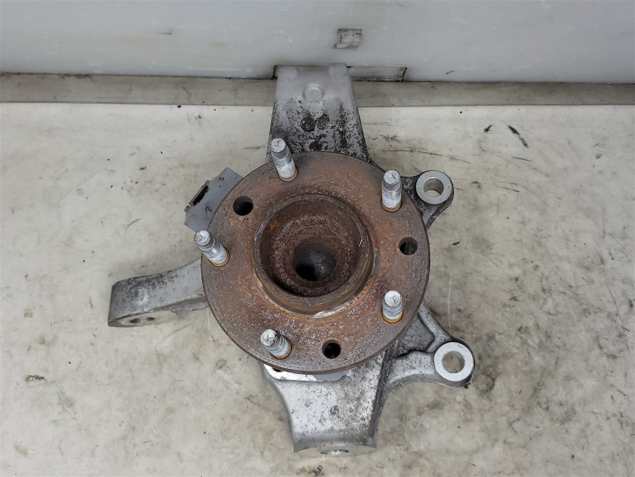 1999 CORVETTE LH DRIVER FRONT SPINDLE & HUB 64K MI 34194 - image 1