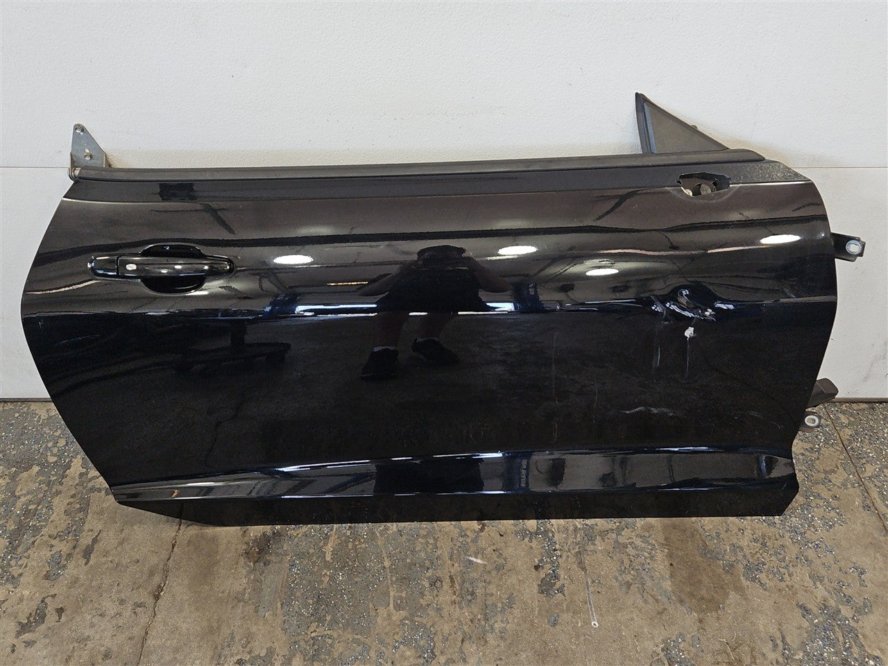 2016 CAMARO RH DOOR BLACK GBA 5DC DENTS BELOW MIRROR 34195 - image 1