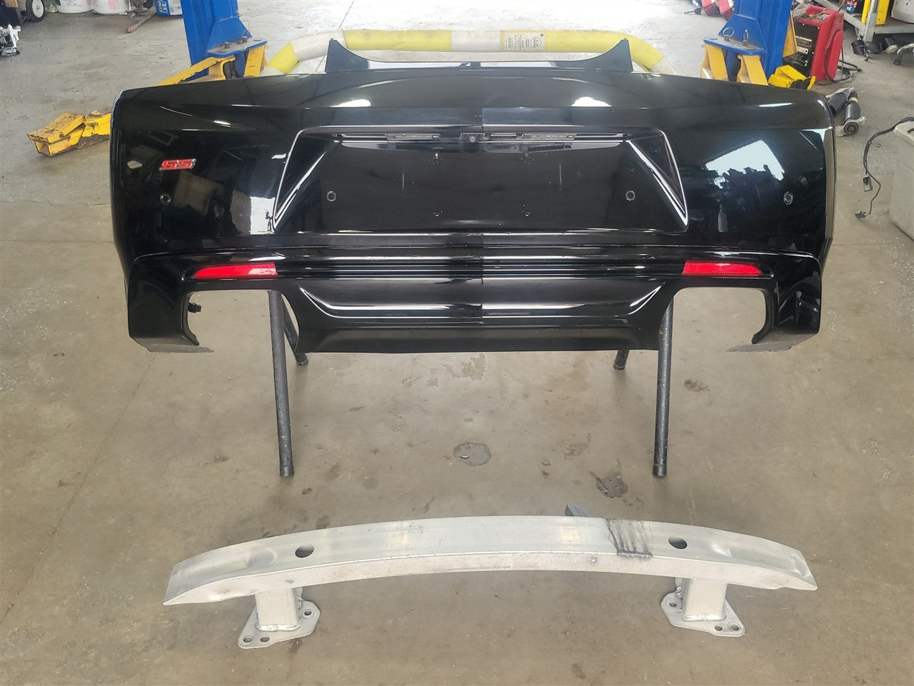 2016 CAMARO SS REAR BUMPER QUAD OUTLET BLACK GBA 4S1 34197 - image 1