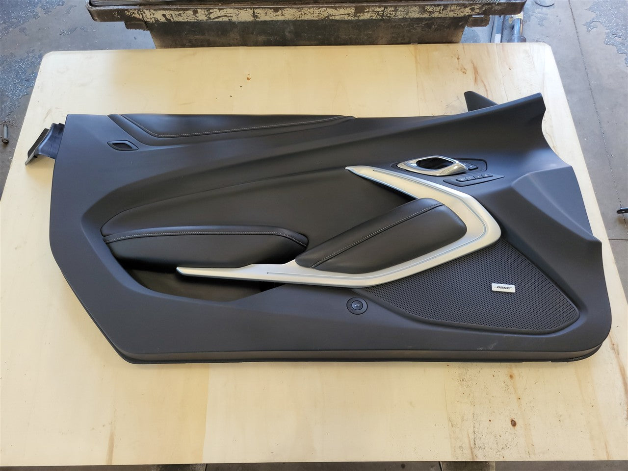 2016 CAMARO LH FRONT DOOR PANEL TRIM 2SS COUPE 34199 - image 1