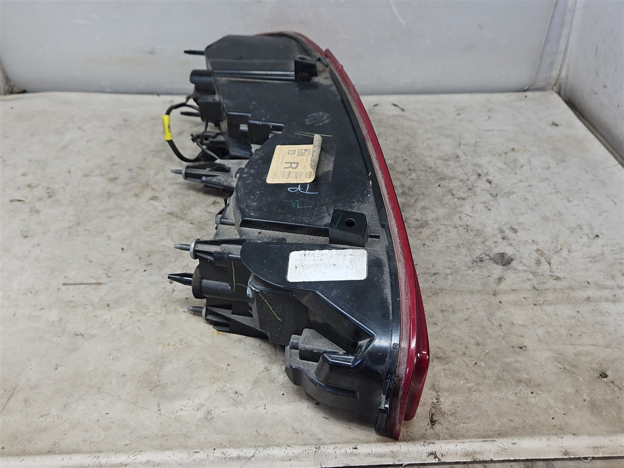 2016 CAMARO RH PASSENGER TAIL LIGHT 34204 - image 2