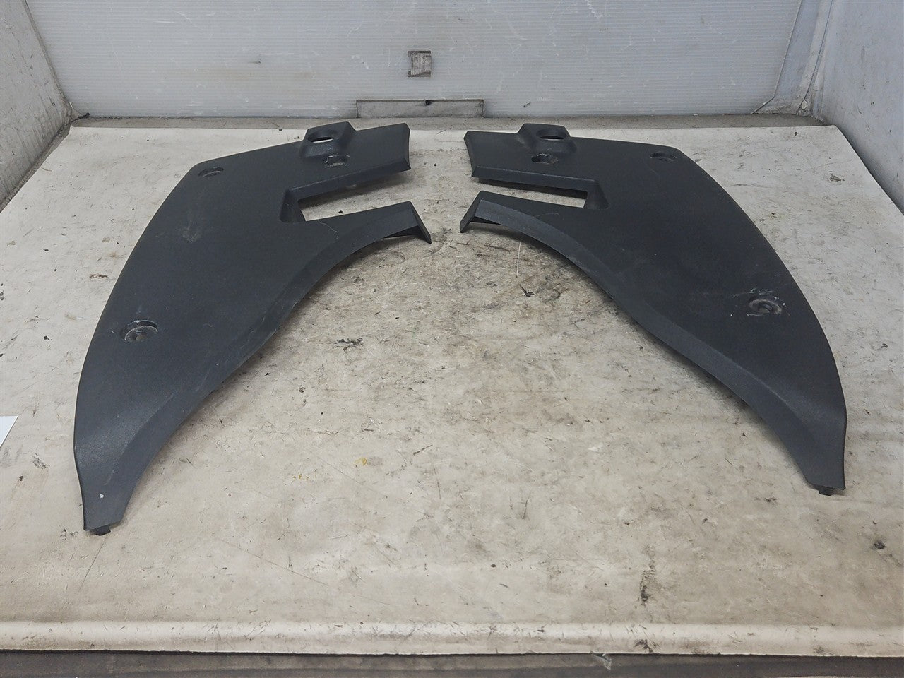 2016 CAMARO TAIL LAMP LIGHT COVER PANELS PAIR 34209 - image 4