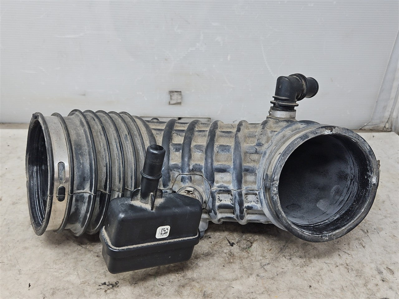 2016 CAMARO SS 6.2 OEM AIR INTAKE ELBOW 84468185 34212 - image 1
