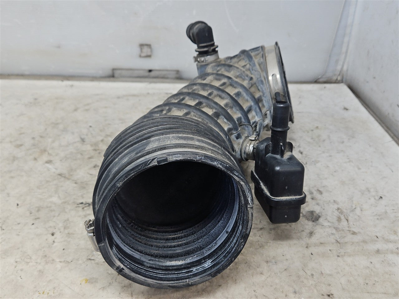 2016 CAMARO SS 6.2 OEM AIR INTAKE ELBOW 84468185 34212 - image 2