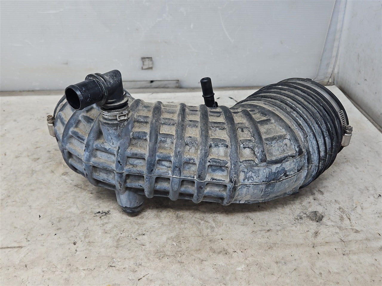 2016 CAMARO SS 6.2 OEM AIR INTAKE ELBOW 84468185 34212 - image 3