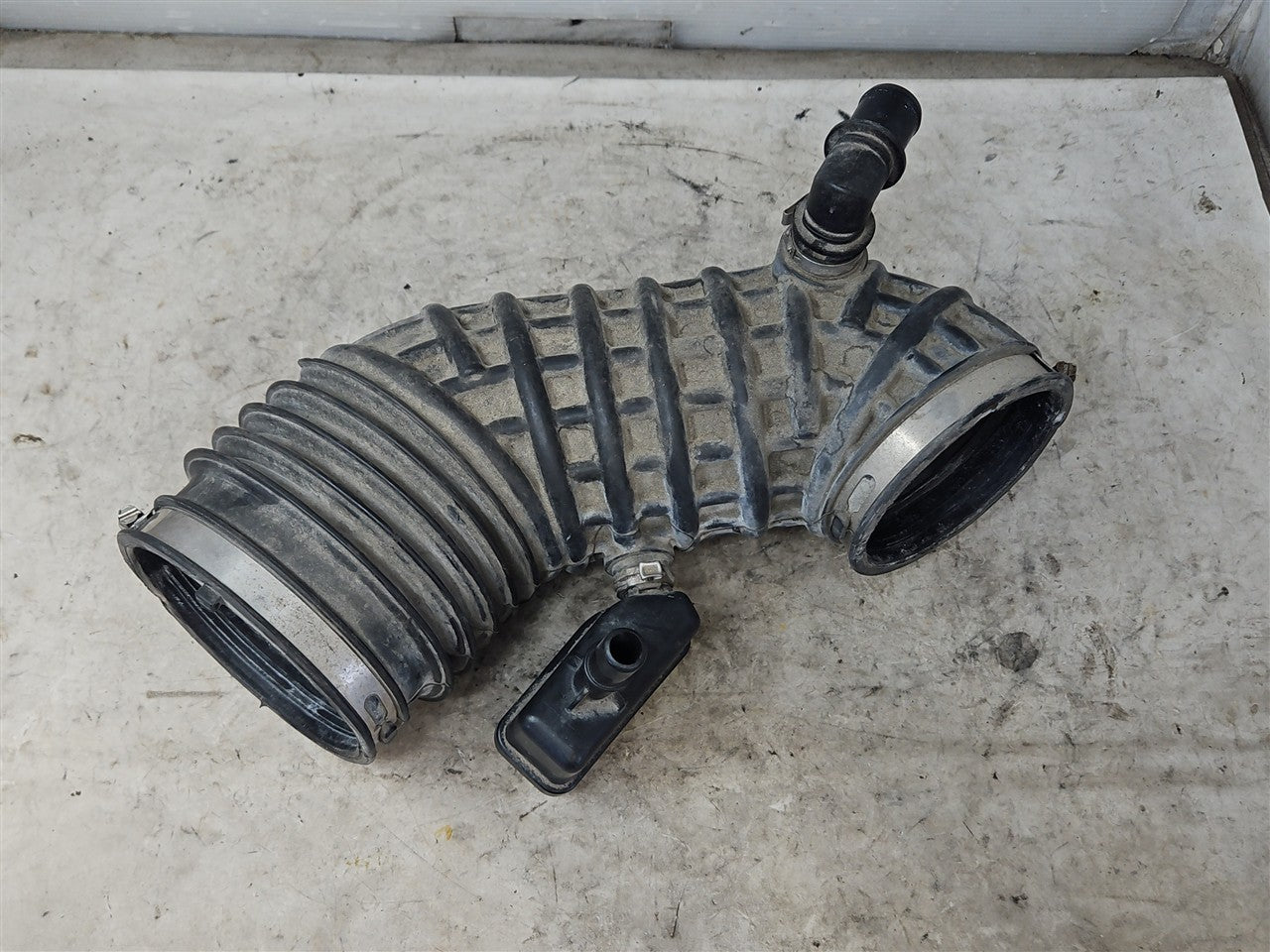 2016 CAMARO SS 6.2 OEM AIR INTAKE ELBOW 84468185 34212 - image 5