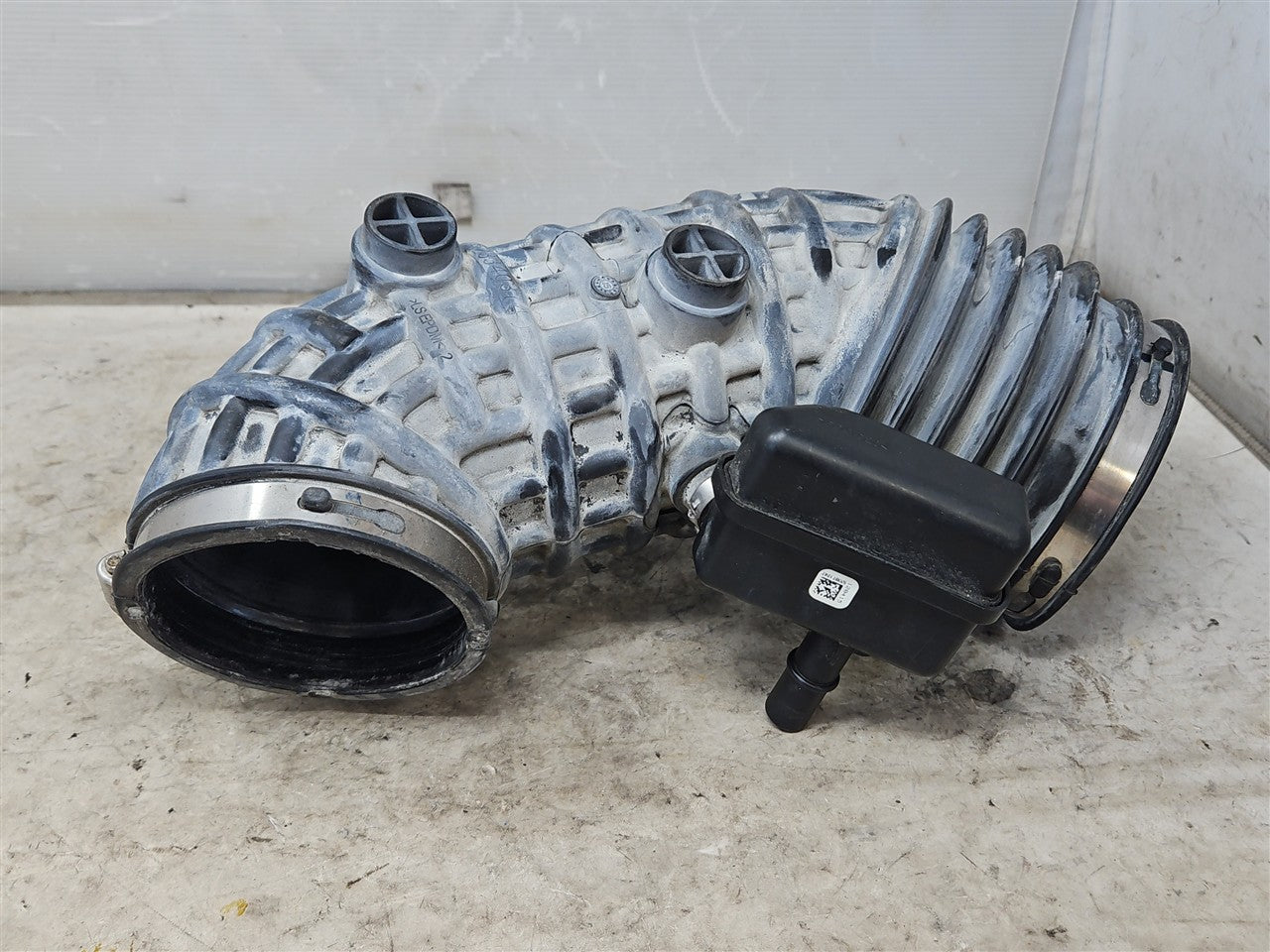 2016 CAMARO SS 6.2 OEM AIR INTAKE ELBOW 84468185 34212 - image 9