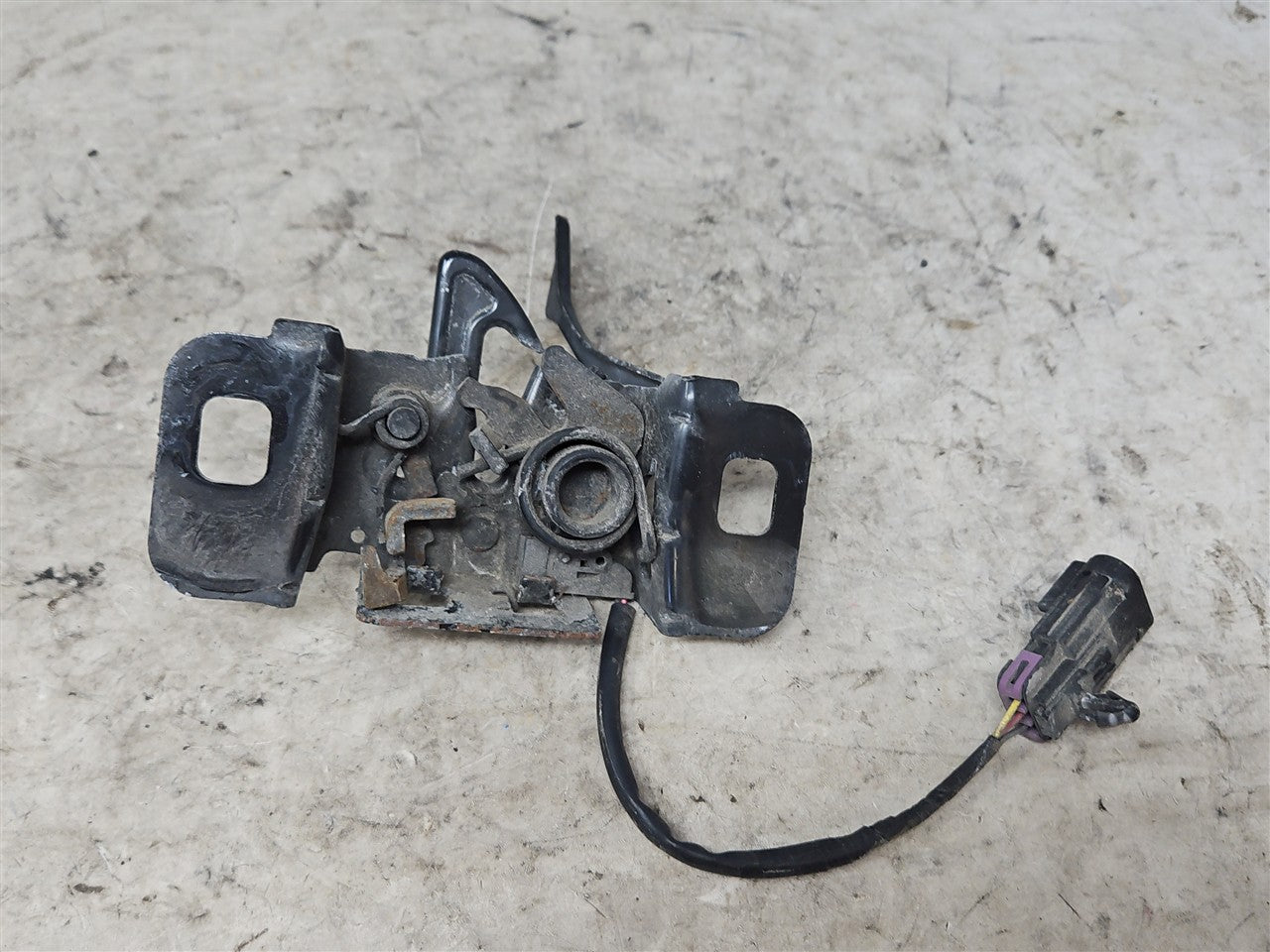 2016 CAMARO HOOD LATCH W/SENSOR 84145131 34216 - image 1