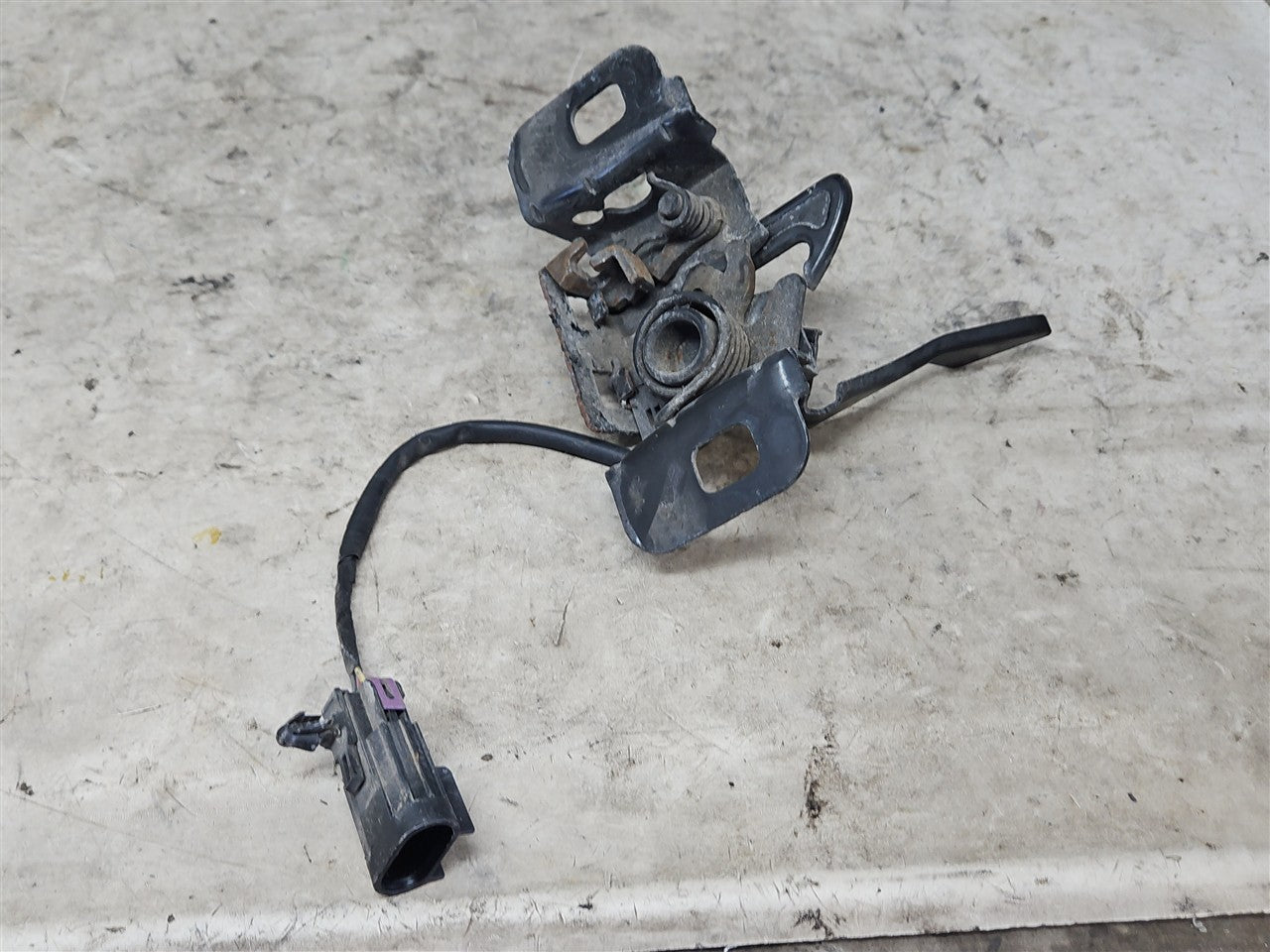 2016 CAMARO HOOD LATCH W/SENSOR 84145131 34216 - image 4