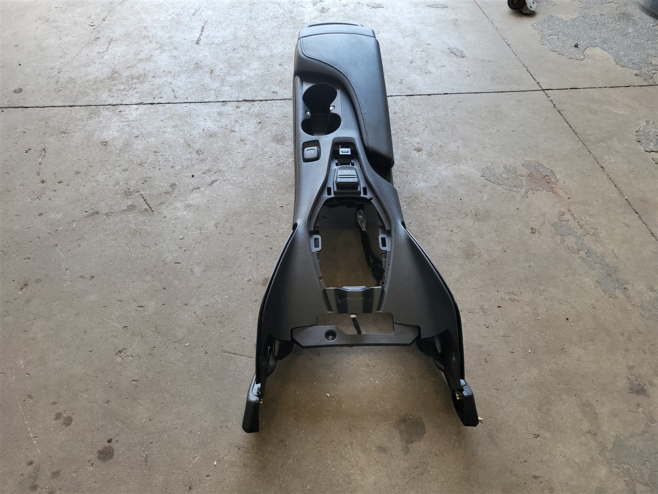 2016 CAMARO CENTER CONSOLE BLACK MANUAL TRANS 34228 - image 2