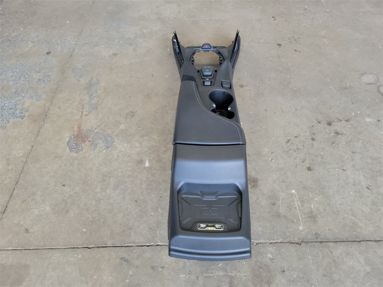 2016 CAMARO CENTER CONSOLE BLACK MANUAL TRANS 34228 - image 6