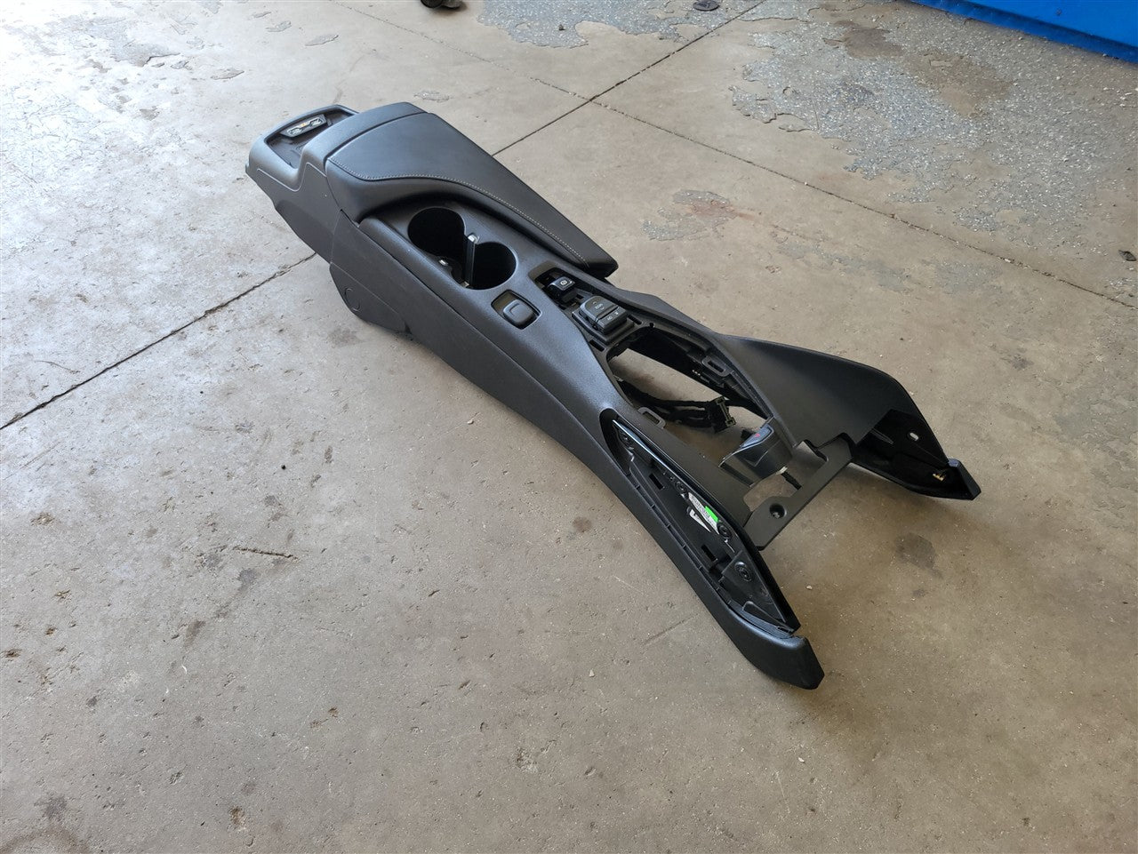 2016 CAMARO CENTER CONSOLE BLACK MANUAL TRANS 34228 - image 9